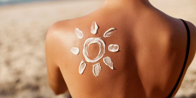 Chica con crema solar