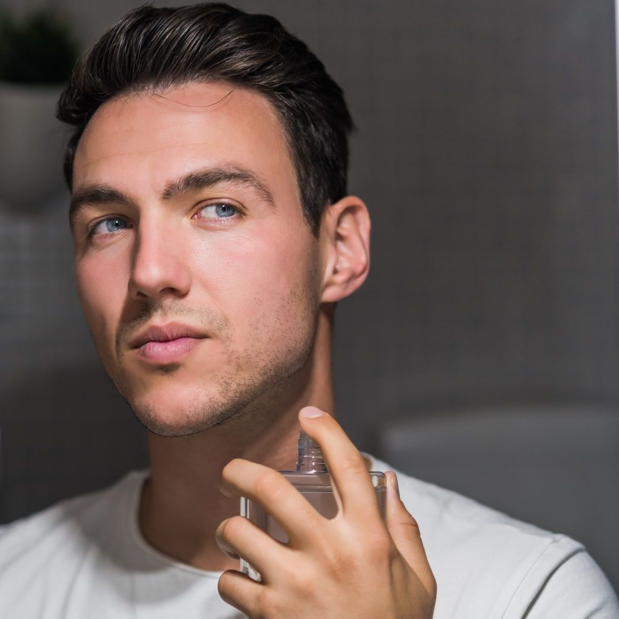 Perfume para hombre veraniego Hombre se aplica su mejor perume de verano