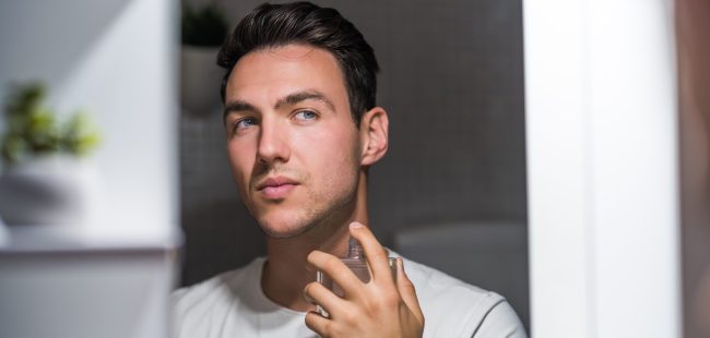 Hombre se aplica su mejor perume de verano