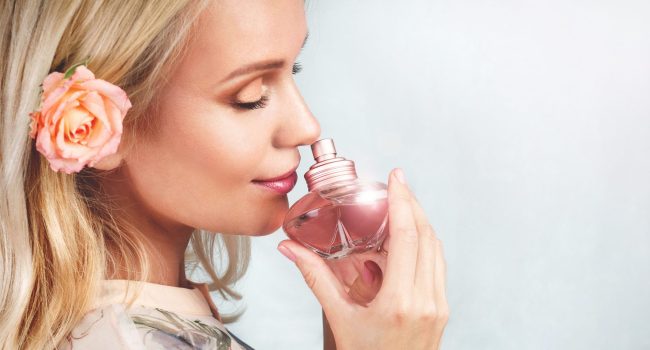 Chica prueba uno de los mejores perfumes de mujer para verano