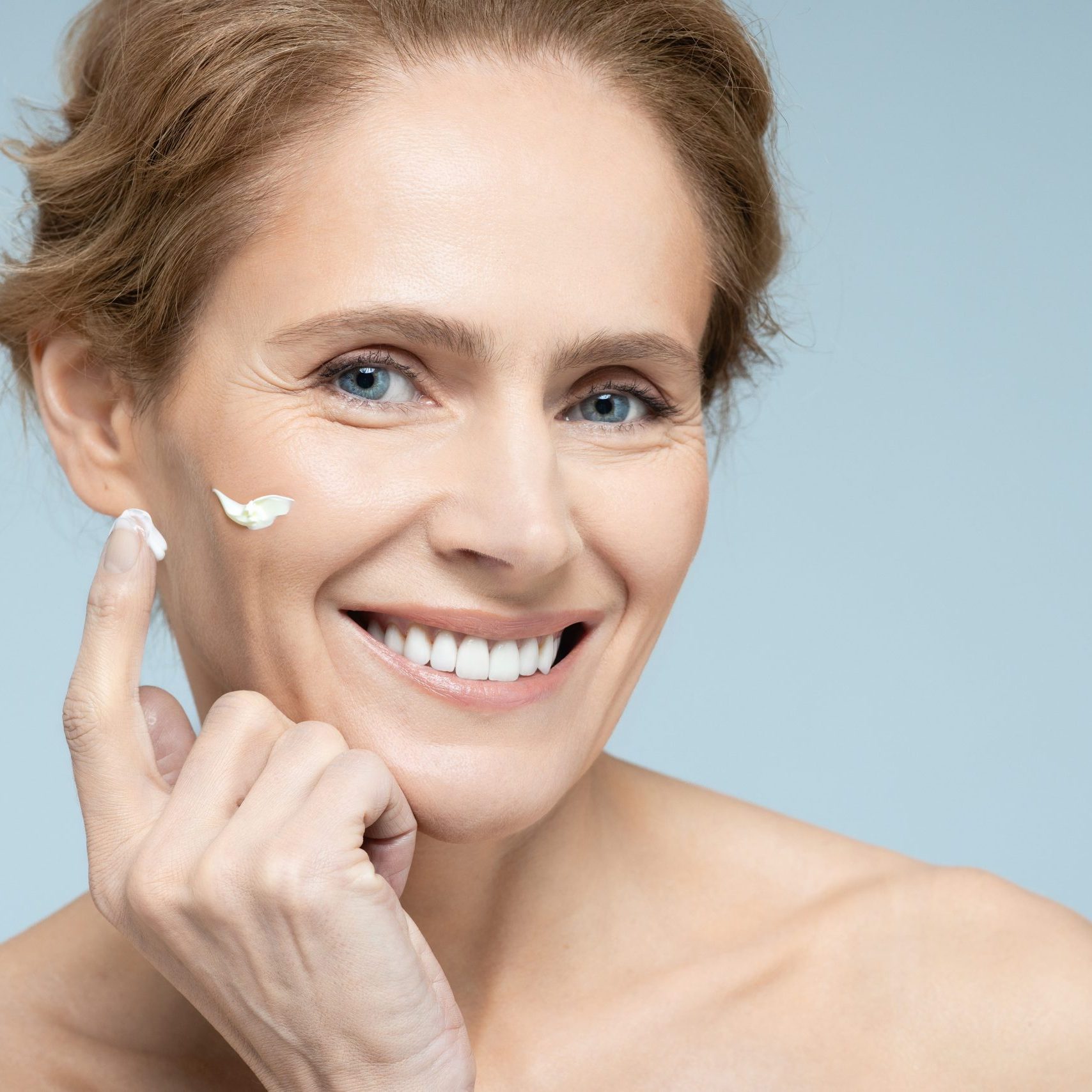 shutterstock_2438023219-min mujer utiliza mejor crema antiarrugas