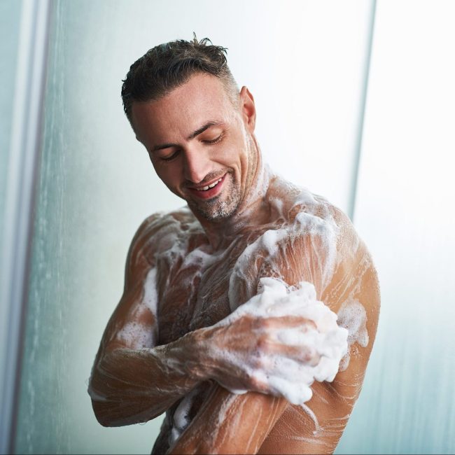 shutterstock_1282187788-min chico usa mejores geles para pieles atopicas