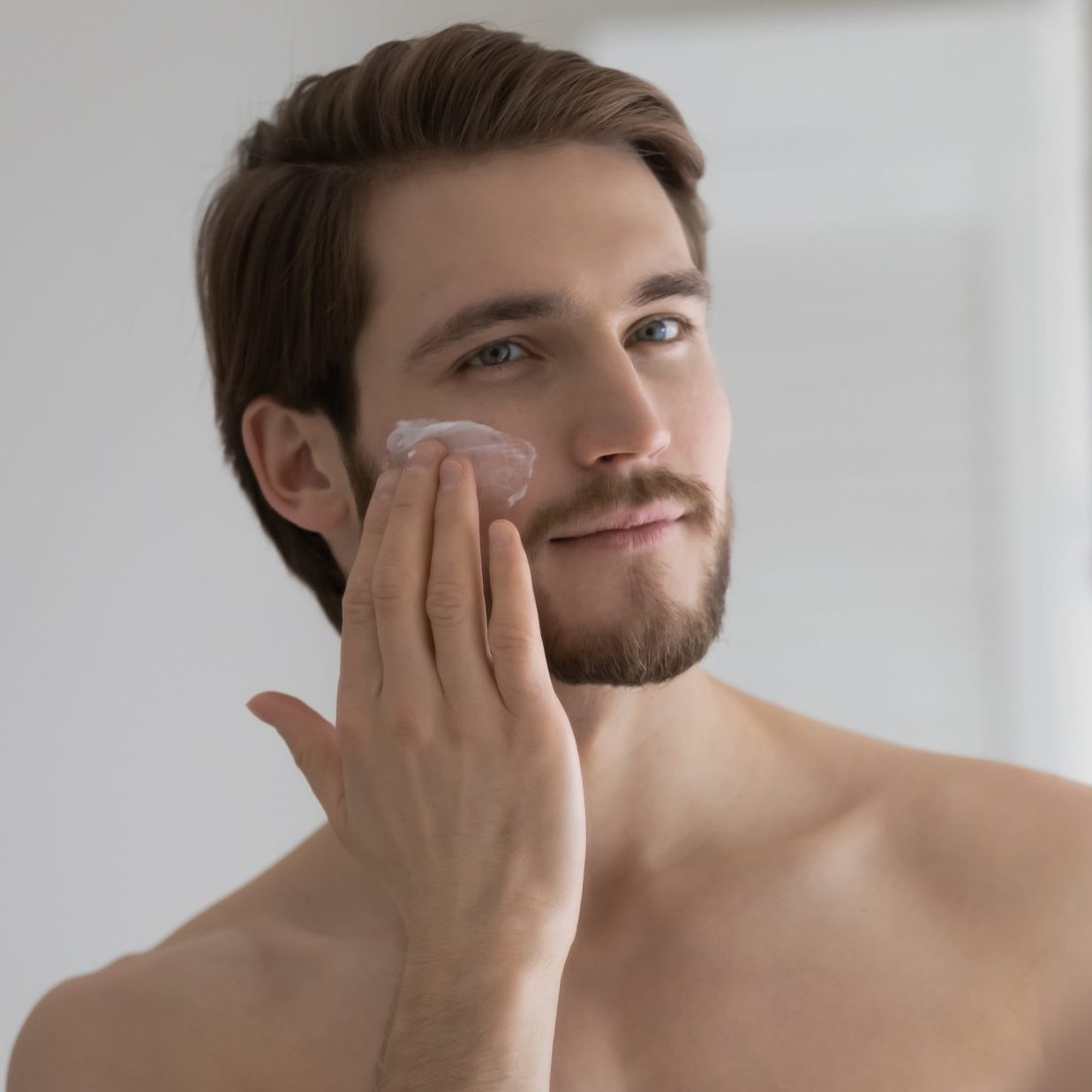 shutterstock_1740774449-min mejores cremas antiedad hombre