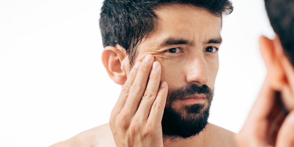 Hombre con líneas de expresión en rostro