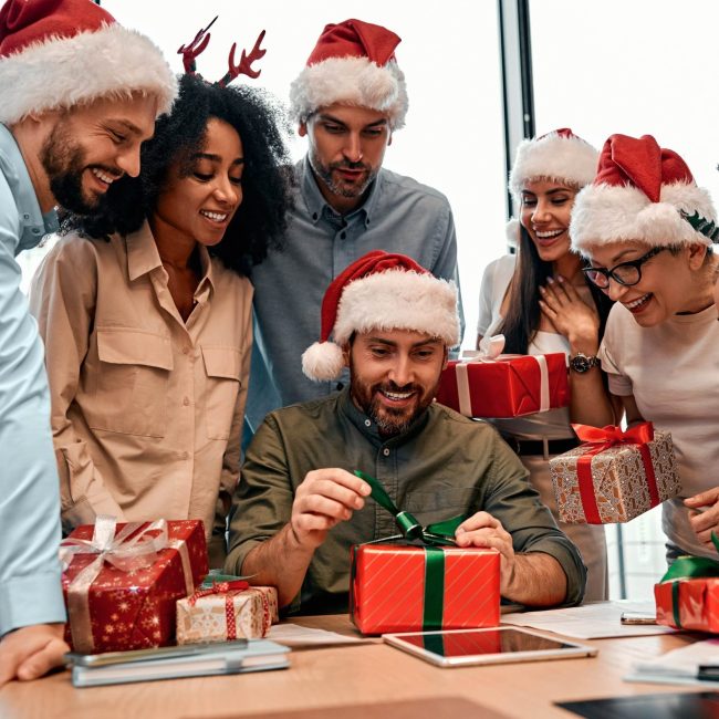 reunión de amigos dan regalos amigo invisible