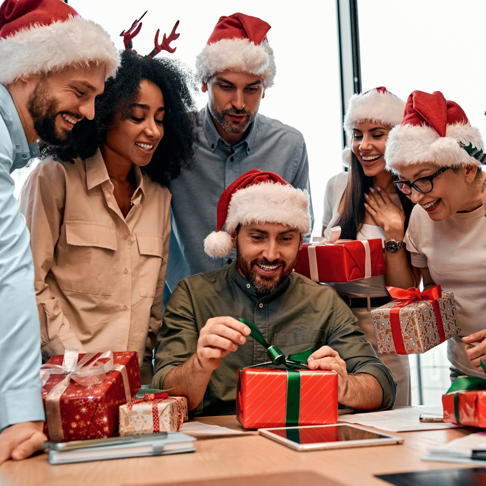 amigo-invisible reunión de amigos dan regalos amigo invisible
