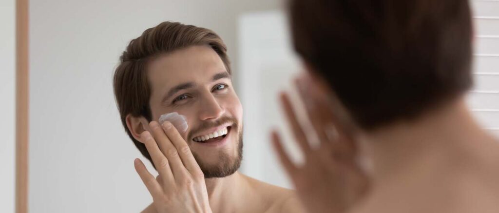 chico aplica mejores cremas con retinol