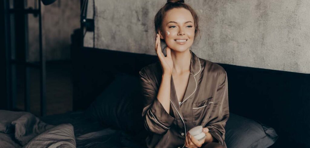 chica aplica mejores cremas de noche con retinol