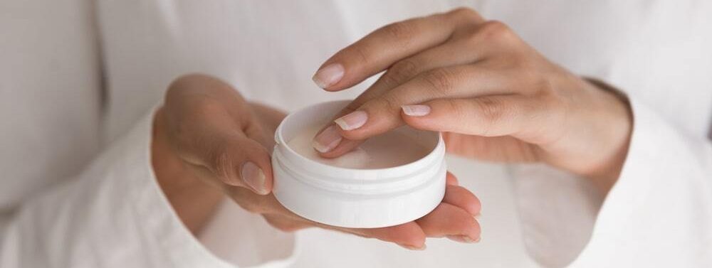 mujer crema reafirmante