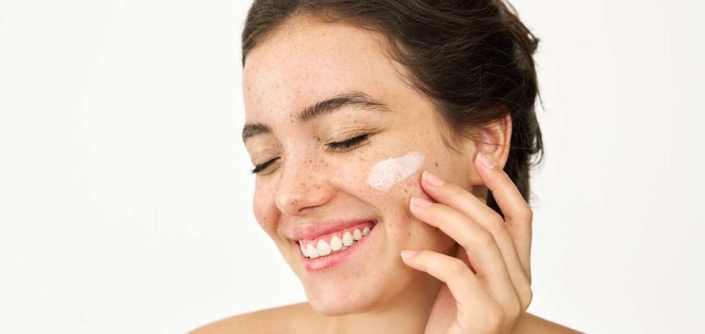 aplicación de crema con pantenol