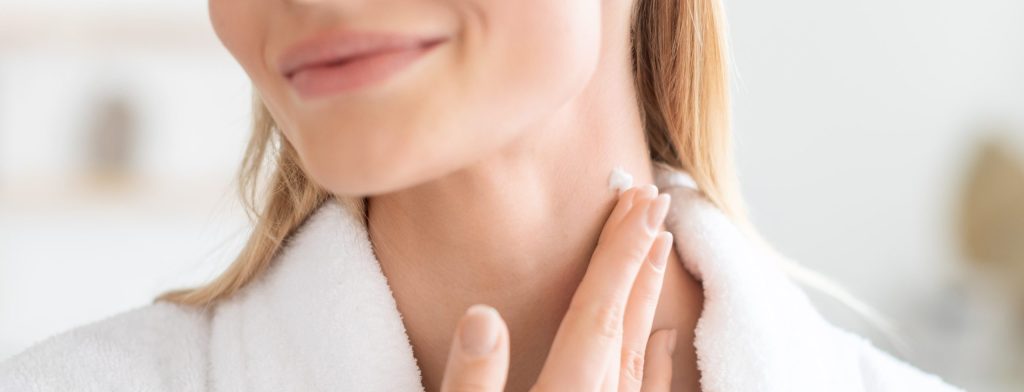 aplicación crema reafirmante de cuello