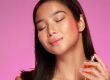 mujer aplicar el perfume correctamente