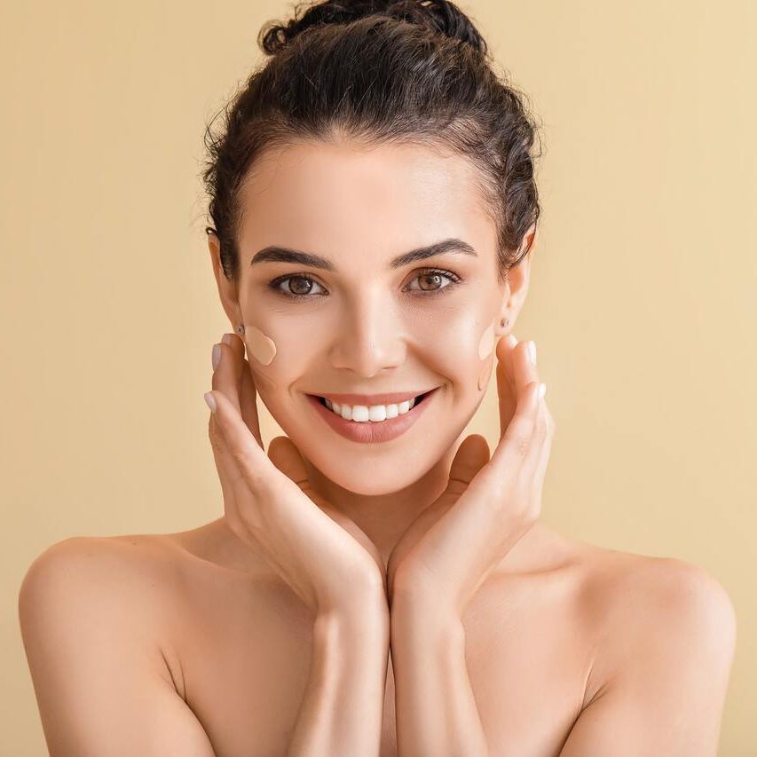 como elegir el tono de la base de maquillaje