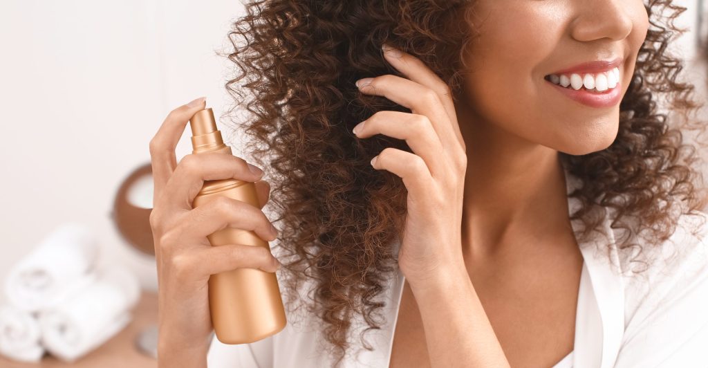 como hidratar el pelo rizado