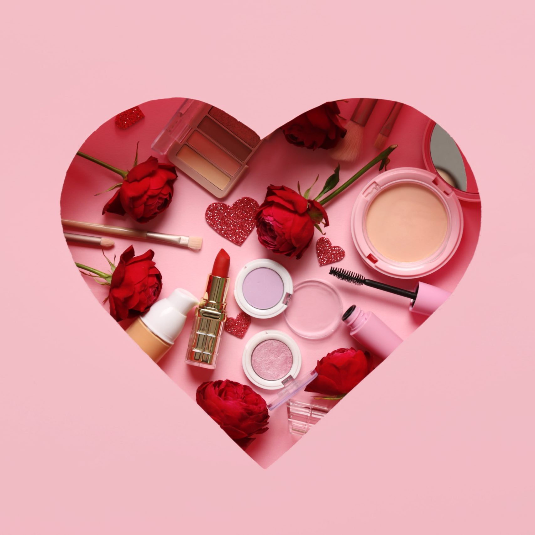 Cut,Pink,Paper,In,Shape,Of,Heart,With,Cosmetic,Products maquillaje san valentín
